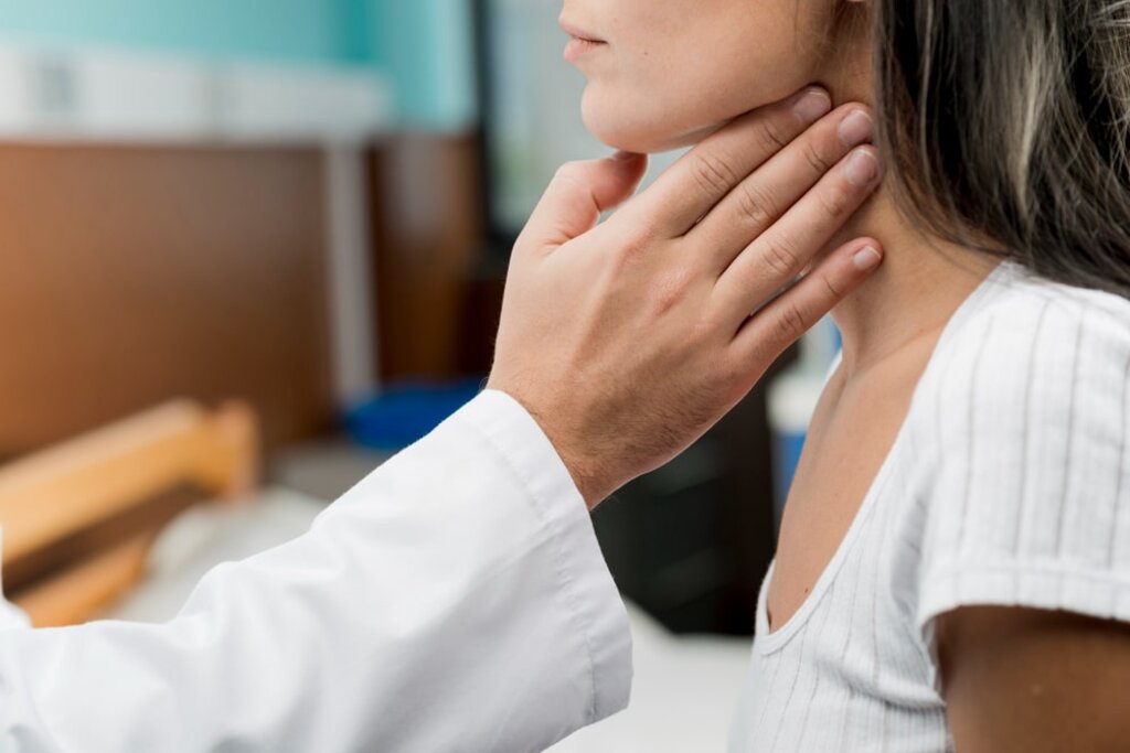 Γιατρός εξετάζει το λαιμό ασθενούς για Θυρεοειδίτιδα Χασιμότο Hashimoto